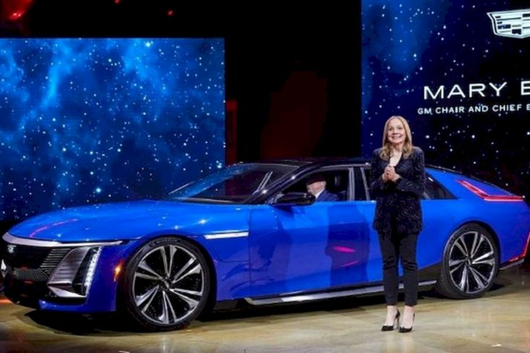 Trong một bài đăng mới đây trên LinkedIn, Giám đốc tiếp thị toàn cầu của Cadillac, bà Melissa Grady Dias cho biết mẫu sedan điện siêu sang này sẽ có giá xấp xỉ 340.000 USD (khoảng 8 tỷ đồng). Như vậy, giá xe Cadillac Celestiq EV 2023 cao hơn hẳn so với con số 300.000 USD (tương đương 7 tỷ đồng) được hãng hé lộ trước đó.