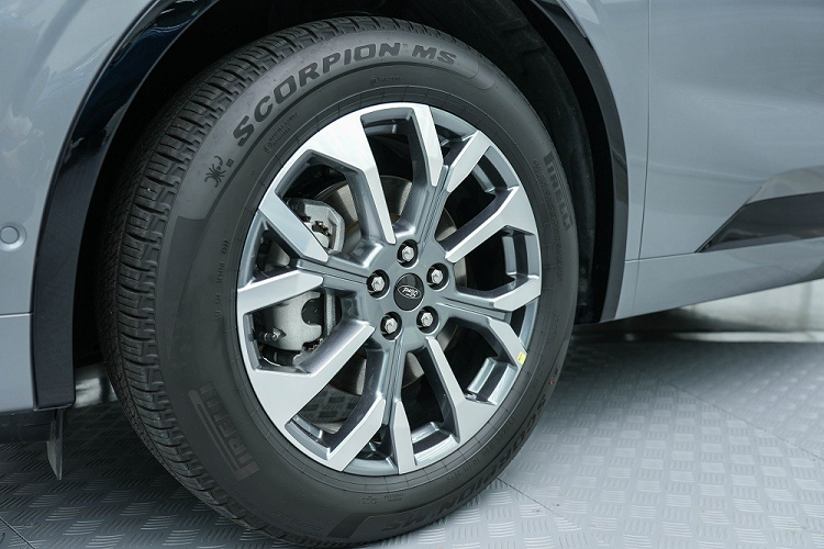 Vành la-zăng của bản thường có đường kính 20 inch, thiết kế đa chấu và sơn 1 màu.