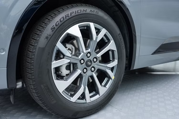 Vành la-zăng của bản thường có đường kính 20 inch, thiết kế đa chấu và sơn 1 màu.