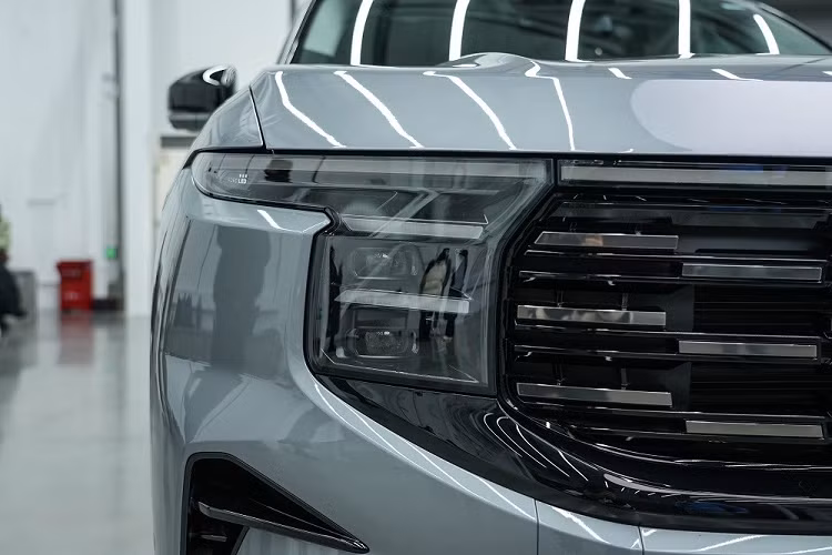 Tiếp đến là hệ thống đèn 2 tầng mới với dải đèn LED định vị ban ngày nằm vắt ngang đầu xe, ôm lấy nắp ca-pô. Phía dưới là cụm đèn pha LED nằm dọc và tích hợp 2 dải đèn LED định vị ban ngày.