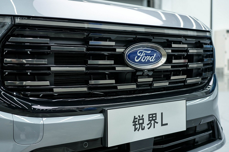 Theo đó, mẫu xe SUV Ford Edge L 2023 bản thường được trang bị lưới tản nhiệt hình lục giác mềm mại với những mắt lưới đa điểm mạ crôm.