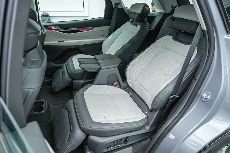 Bệ tì tay và sạc không dây có thể lật lên, tạo thành lối đi xuống hàng ghế cuối. Phía trước 2 ghế này còn có bảng điều khiển điều hòa... cổng USB Type A/Type C tích hợp vào bệ tì tay của hàng ghế trước và 2 ngăn đựng cốc.