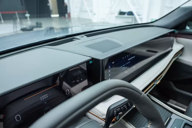 Thêm vào đó là vô lăng vát 2 đầu theo phong cách thể thao, cửa gió điều hòa kéo dài trên mặt táp-lô, cụm điều khiển trung tâm khá cao, tạo thành vách ngăn giữa 2 ghế trước. Trên cụm điều khiển trung tâm xuất hiện cần số điện tử, sạc không dây và phanh tay điện tử.