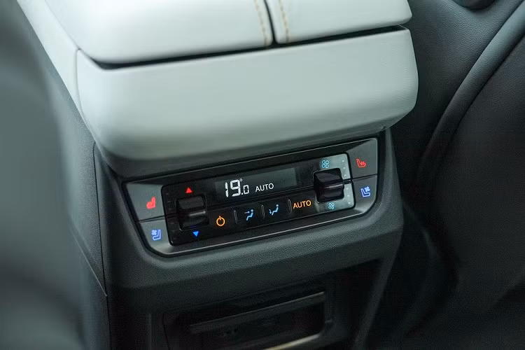 Ở bản thường, Ford Edge L 2023 được trang bị nội thất bọc da màu sáng với những điểm nhấn màu đồng ở cửa gió điều hòa và chỉ khâu. Trong khi đó, bản ST-Line sở hữu nội thất bọc da màu đen với những điểm nhấn màu đỏ tương phản.