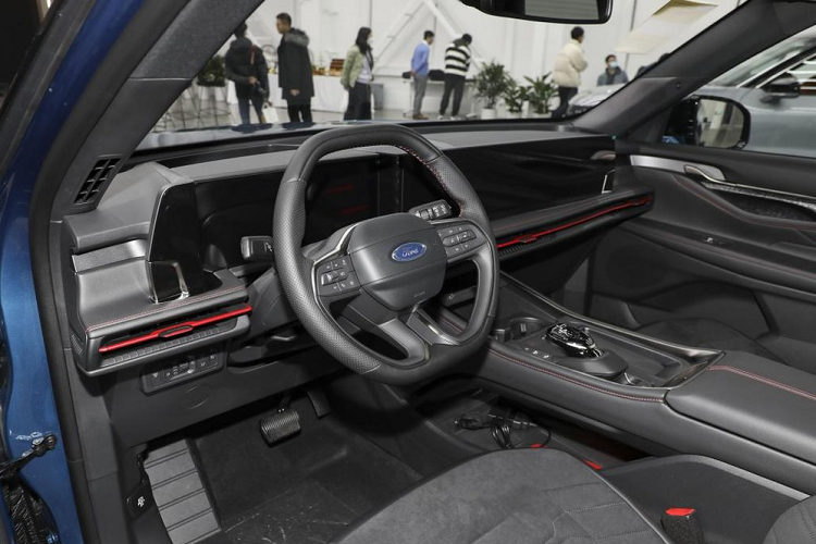 Khi mua Ford Edge L 2023, khách hàng Trung Quốc có thể chọn 1 trong 2 loại động cơ. Thứ nhất là động cơ xăng EcoBoost 4 xi-lanh, tăng áp, dung tích 2.0L với công suất tối đa 252 mã lực và mô-men xoắn cực đại 378 Nm.