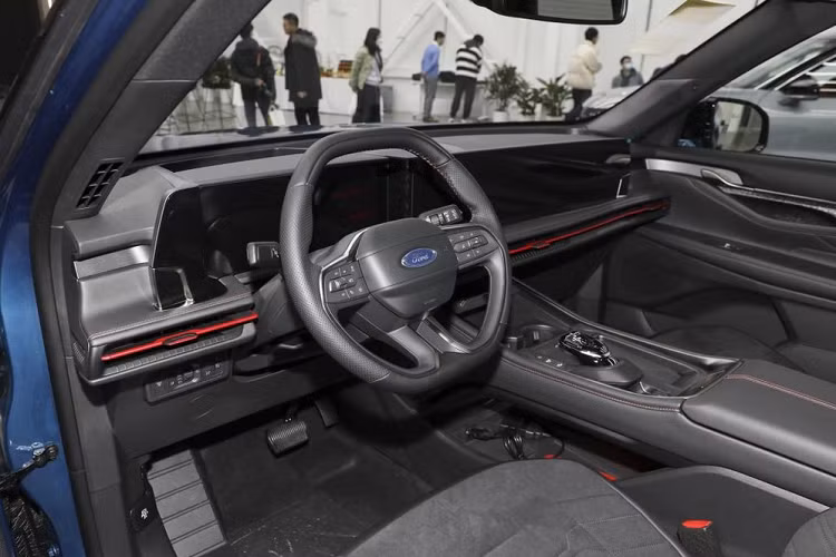 Khi mua Ford Edge L 2023, khách hàng Trung Quốc có thể chọn 1 trong 2 loại động cơ. Thứ nhất là động cơ xăng EcoBoost 4 xi-lanh, tăng áp, dung tích 2.0L với công suất tối đa 252 mã lực và mô-men xoắn cực đại 378 Nm.