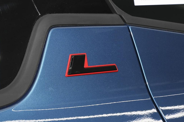 Để đáp ứng nhu cầu về nội thất rộng rãi của khách hàng Trung Quốc, Ford Edge L 2023 sở hữu kích thước khá lớn so với một mẫu SUV hạng trung. Cụ thể, xe có chiều dài 5.000 mm, chiều rộng 1.961 mm, chiều cao 1.773 mm và chiều dài cơ sở 2.950 nnm. So với thế hệ cũ, chiều dài cơ sở của xe tăng đến 100 mm và bỏ xa đối thủ Toyota Highlander.