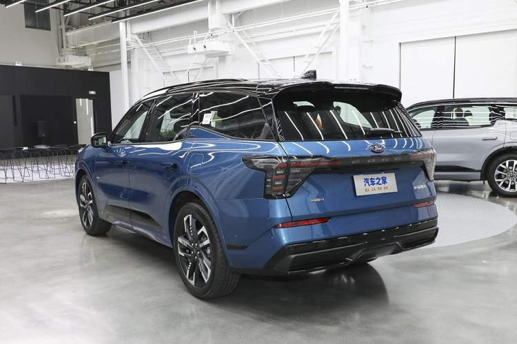 Ngoài ra, Ford Edge L 2023 còn có hệ dẫn động 4 bánh và nhiều chế độ lái. Theo hãng Ford, mẫu SUV này tiêu thụ lượng xăng trung bình là 6,3 lít/100 km. Hiện giá xe Ford Edge L 2023 chưa được công bố.