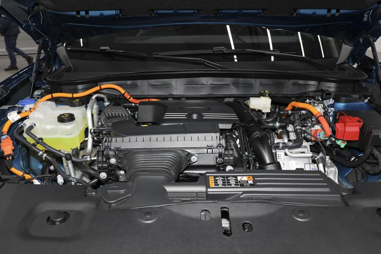 Thứ hai là hệ truyền động hybrid với máy xăng tăng áp 2.0L, sản sinh công suất tối đa 275 mã lực và mô-men xoắn cực đại 405 Nm.