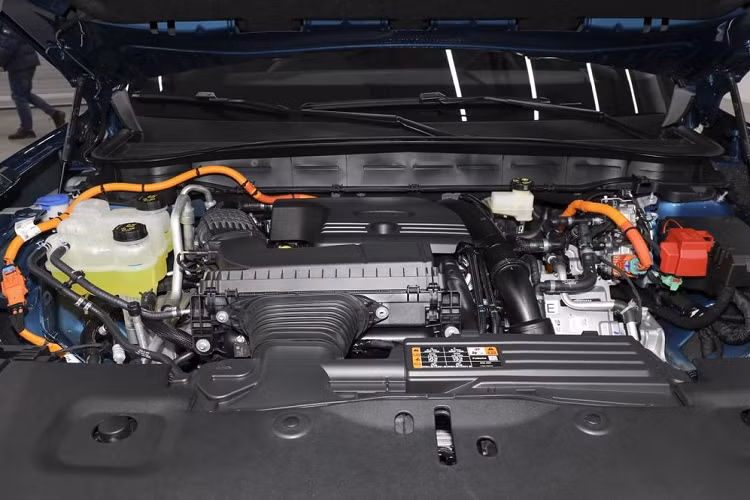 Thứ hai là hệ truyền động hybrid với máy xăng tăng áp 2.0L, sản sinh công suất tối đa 275 mã lực và mô-men xoắn cực đại 405 Nm.