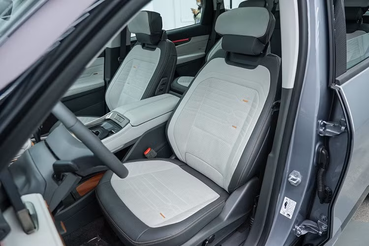 Màn hình này có kích thước lên đến 27 inch, là sự kết hợp giữa bảng đồng hồ kỹ thuật số, màn hình cảm ứng trung tâm và màn hình giải trí dành cho hành khách phía trước.