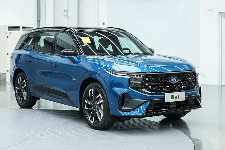 Ở phiên bản ST-Line, Ford Edge L 2023 đi kèm lưới tản nhiệt màu đen bóng, cản trước/sau thể thao hơn, khe gió ở hai góc đầu xe lớn hơn...Vành la-zăng 21 inch với thiết kế 5 chấu kép phối 2 màu... và logo chữ "L" với viền đỏ ở dưới cột C.