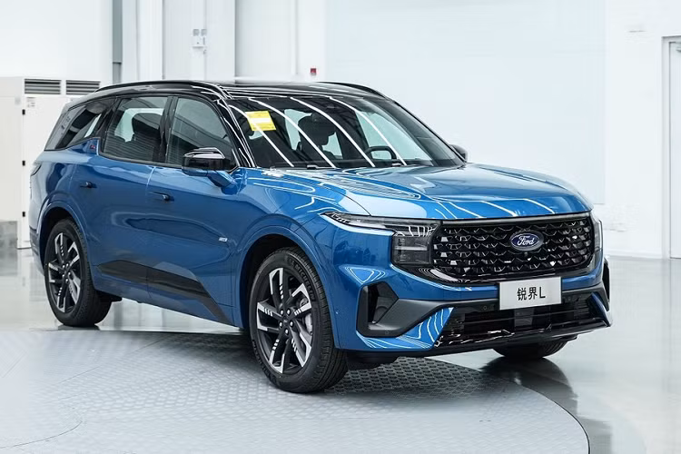 Ở phiên bản ST-Line, Ford Edge L 2023 đi kèm lưới tản nhiệt màu đen bóng, cản trước/sau thể thao hơn, khe gió ở hai góc đầu xe lớn hơn...Vành la-zăng 21 inch với thiết kế 5 chấu kép phối 2 màu... và logo chữ "L" với viền đỏ ở dưới cột C.