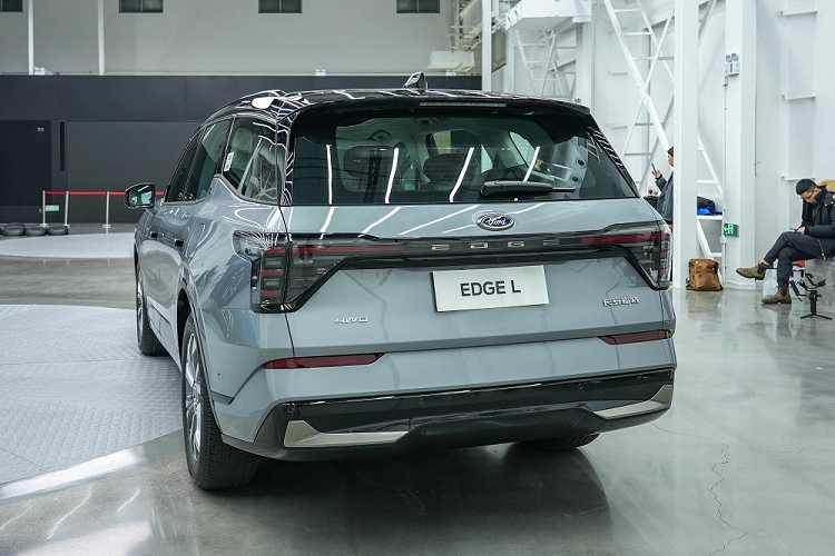 Đằng sau Ford Edge L 2023 là cụm đèn hậu cỡ lớn, nối liền với nhau bằng dải đèn nằm vắt ngang cửa cốp. Ở giữa dải đèn này còn có dòng chữ "Edge" khá lớn. Trong khi đó, cản sau của xe được thiết kế 2 màu và tích hợp 2 nẹp chữ "L" màu bạc ở hai góc.