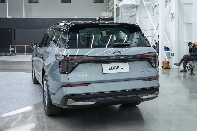 Đằng sau Ford Edge L 2023 là cụm đèn hậu cỡ lớn, nối liền với nhau bằng dải đèn nằm vắt ngang cửa cốp. Ở giữa dải đèn này còn có dòng chữ "Edge" khá lớn. Trong khi đó, cản sau của xe được thiết kế 2 màu và tích hợp 2 nẹp chữ "L" màu bạc ở hai góc.