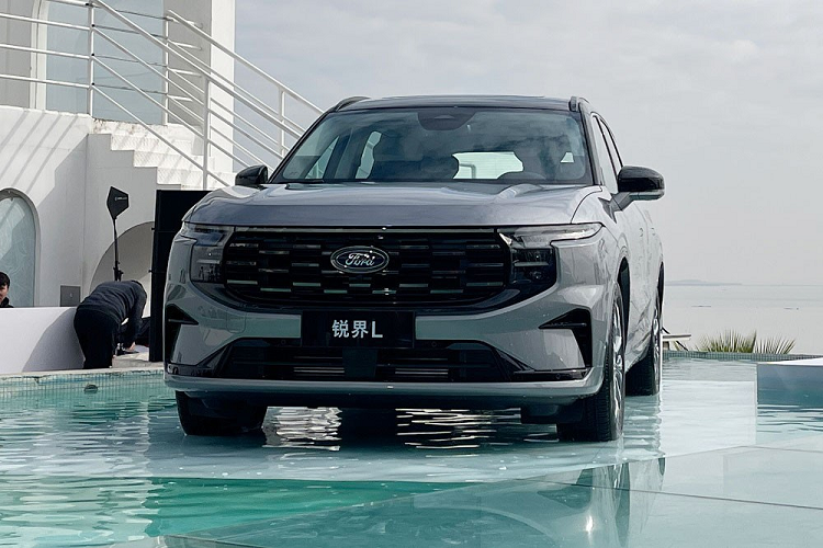 Trên cản trước mới, Ford Edge L 2023 được trang bị hốc gió trung tâm hình thang với viền màu đen bóng, nối liền với khe gió ở hai góc.