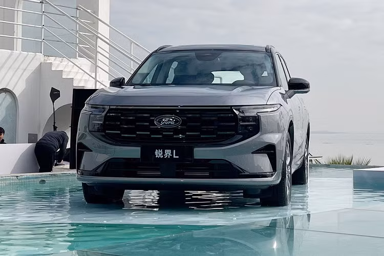 Trên cản trước mới, Ford Edge L 2023 được trang bị hốc gió trung tâm hình thang với viền màu đen bóng, nối liền với khe gió ở hai góc.