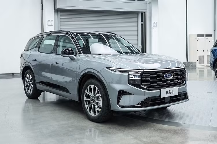 Bên ngoài, mẫu SUV này được áp dụng ngôn ngữ thiết kế mới của thương hiệu Ford, tương tự Mondeo, Equator và Territory. Ngoài ra, ngoại hình của Ford Edge L 2023 còn thay đổi nhẹ theo phiên bản.