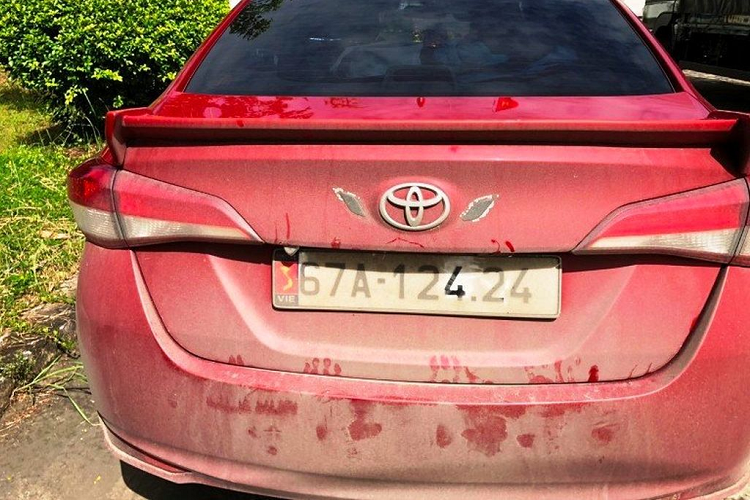 Hay “tinh vi” hơn là chủ xe trang bị hẳn biển số xe có thể lật như trong phim hành động. Cụ thể, chiếc Mercedes-Benz E250 trong đoạn clip dưới đây đã biến hoá từ biển nền trắng sang biển nền xanh với đầu số 80A – biển số dành cho các cơ quan nhà nước, các tổ chức chính phủ. Hiện các thiết bị lật/che biển số thậm chí còn được rao bán tràn làn trên các sàn thương mại điện tử với mức giá từ vài trăm đến vài triệu đồng.