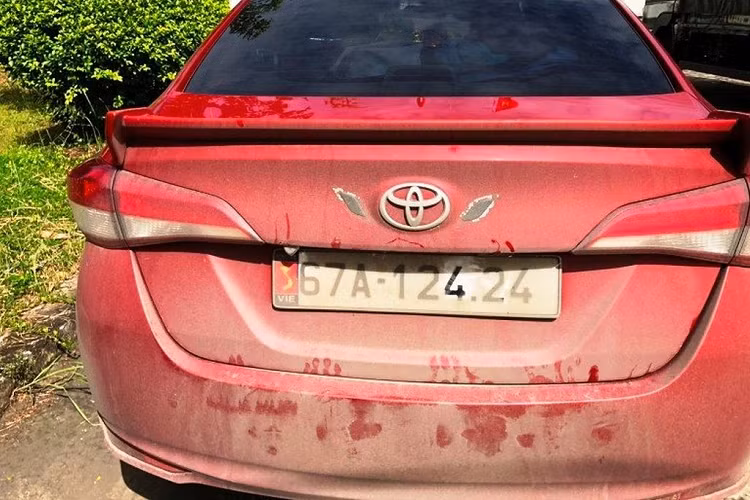 Hay “tinh vi” hơn là chủ xe trang bị hẳn biển số xe có thể lật như trong phim hành động. Cụ thể, chiếc Mercedes-Benz E250 trong đoạn clip dưới đây đã biến hoá từ biển nền trắng sang biển nền xanh với đầu số 80A – biển số dành cho các cơ quan nhà nước, các tổ chức chính phủ. Hiện các thiết bị lật/che biển số thậm chí còn được rao bán tràn làn trên các sàn thương mại điện tử với mức giá từ vài trăm đến vài triệu đồng.