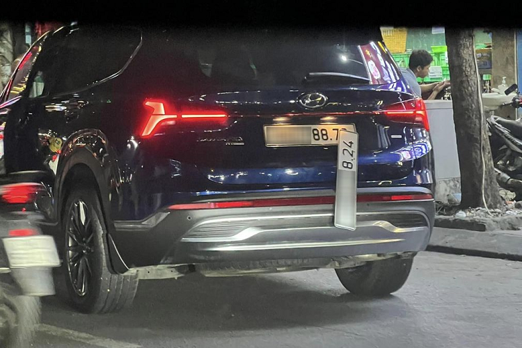 Dưới phần bình luận, không ít người đã bày tỏ sự phẫn nộ và lên án hành vi này của chủ xe. Nhiều người cho rằng việc sửa biển kiểm soát là "gian dối có chủ đích, không những ảnh hưởng đến an toàn giao thông mà có thể còn liên quan đến các yếu tố về an ninh trật tự".