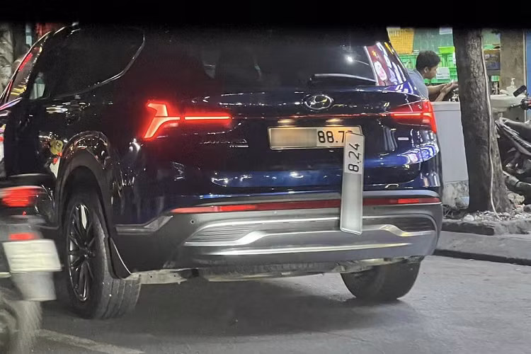 Dưới phần bình luận, không ít người đã bày tỏ sự phẫn nộ và lên án hành vi này của chủ xe. Nhiều người cho rằng việc sửa biển kiểm soát là "gian dối có chủ đích, không những ảnh hưởng đến an toàn giao thông mà có thể còn liên quan đến các yếu tố về an ninh trật tự".