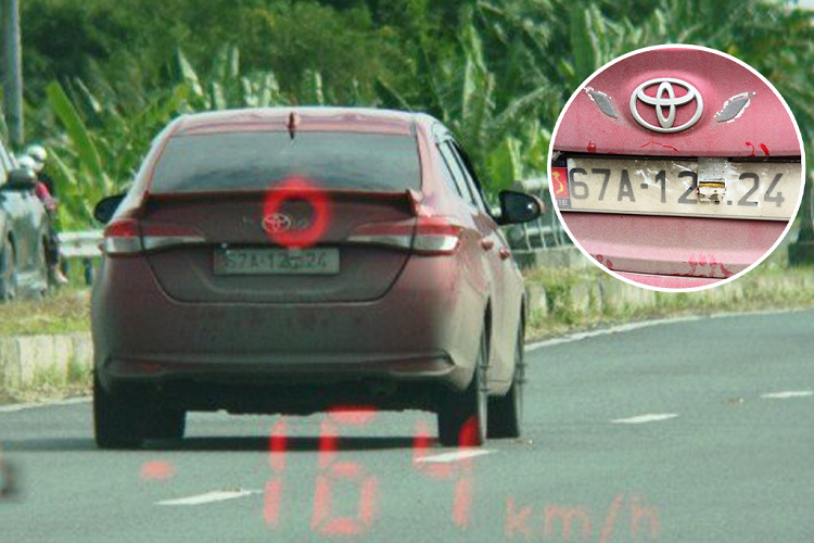 Ngoài chiêu thức như trên, trên mạng xã hội không ít lần xuất hiện hình ảnh những chiếc xe ô tô được chủ sở hữu “phù phép” biển kiểm soát bằng băng dính đen. Ví dụ như, “hô biến” chữ E thành F và ngược lại, bằng cách che hoặc vẽ thêm nét. Nhiều số như 0 được sửa thành 8, 5 - 6, 3 - 8 cũng bị sửa bằng cách tương tự. Nhiều số khó sửa như 1 thành 4, 3 thành 5 cũng bị tẩy xóa.