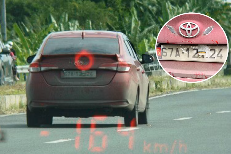 Ngoài chiêu thức như trên, trên mạng xã hội không ít lần xuất hiện hình ảnh những chiếc xe ô tô được chủ sở hữu “phù phép” biển kiểm soát bằng băng dính đen. Ví dụ như, “hô biến” chữ E thành F và ngược lại, bằng cách che hoặc vẽ thêm nét. Nhiều số như 0 được sửa thành 8, 5 - 6, 3 - 8 cũng bị sửa bằng cách tương tự. Nhiều số khó sửa như 1 thành 4, 3 thành 5 cũng bị tẩy xóa.