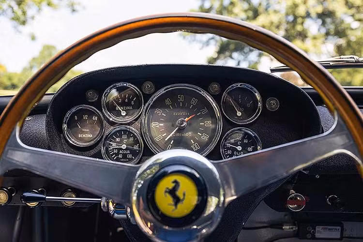 Ferrari 250 GTO được sản xuất với số lượng giới hạn chỉ 36 chiếc và là một trong những mẫu xe cổ được các nhà sưu tập luôn khao khát sở hữu. Tuy nhiên, ý nghĩa lịch sử của chiếc Ferrari 250 GTO số 07 vừa được đấu giá là điểm giúp nâng tầm giá trị xe lên cao nhất.