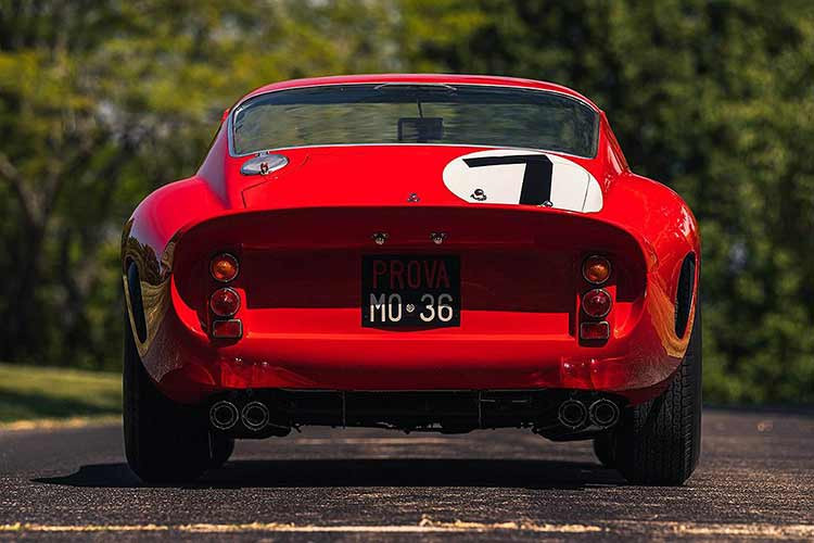 Ferrari 250 GTO đời 1962 được trang bị động cơ 4 lít với công suất lên 390 mã lực – một kỷ lục tại thời điểm bấy giờ. Sau vài năm chinh chiến tại các cuộc đua ở Ý, chiếc xe đã được bán cho một đại gia ở Mỹ.