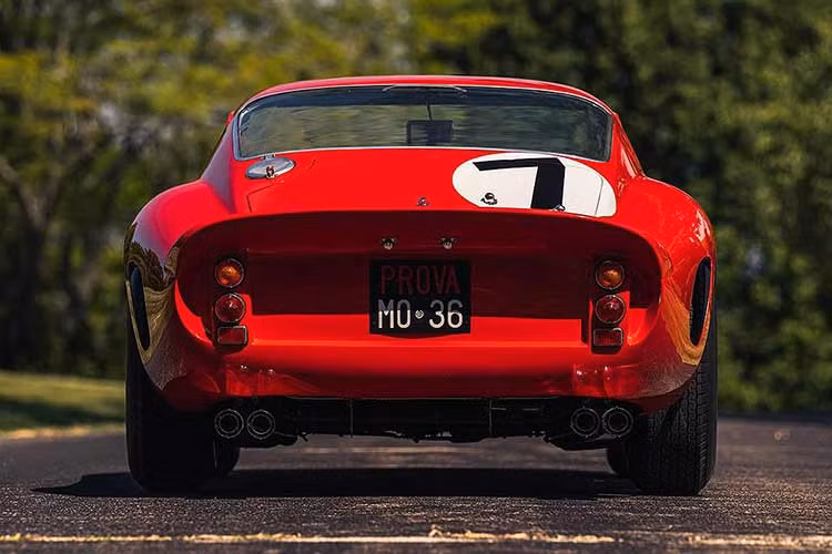 Ferrari 250 GTO đời 1962 được trang bị động cơ 4 lít với công suất lên 390 mã lực – một kỷ lục tại thời điểm bấy giờ. Sau vài năm chinh chiến tại các cuộc đua ở Ý, chiếc xe đã được bán cho một đại gia ở Mỹ.