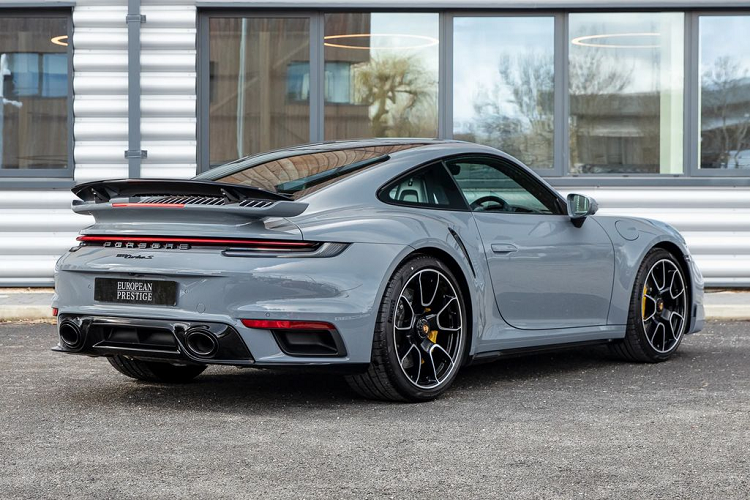 Cung cấp “sức mạnh” cho Porsche 911 Turbo S là khối động cơ 6 xy-lanh (F6), dung tích 3.8L, tăng áp kép, sản sinh công suất tối đa lên đến 641 mã lực và mô-men xoắn cực đại 800 Nm.