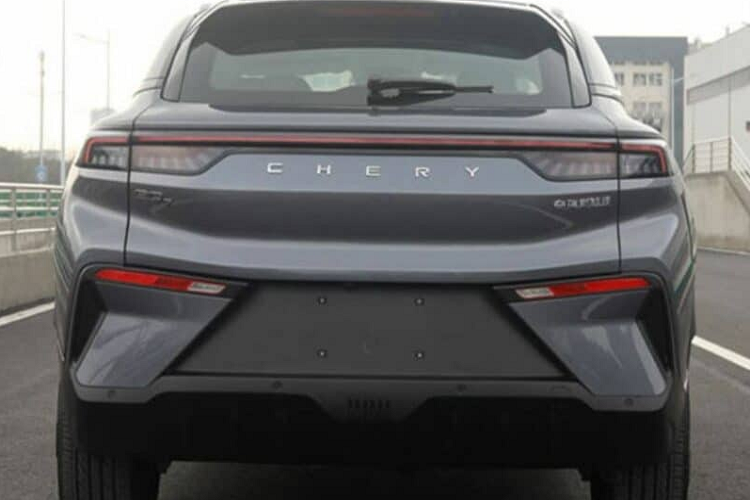 Vô-lăng sử dụng thiết kế ba chấu đáy phẳng, xe có 2 hộc đựng cốc nước phía trước tựa tay, một đế sạc không dây cho 2 điện thoại di động và một hộc chứa đồ dưới bảng điều khiển trung tâm.