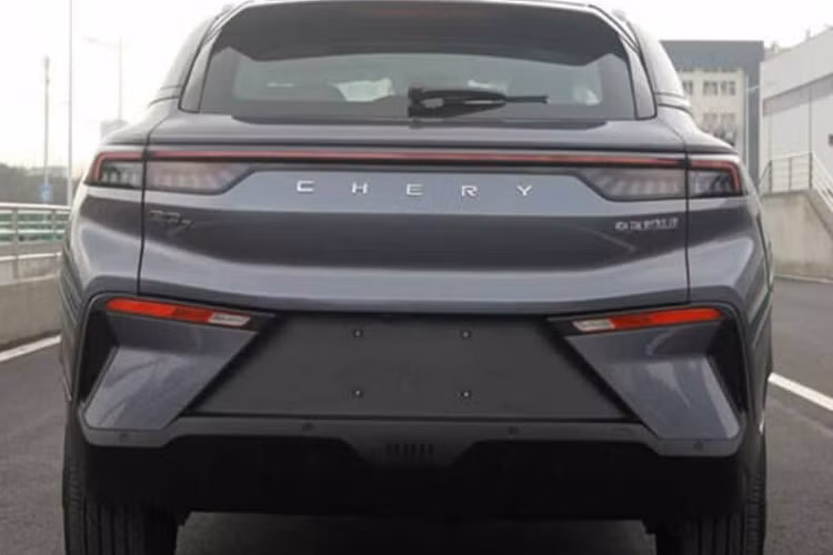 Vô-lăng sử dụng thiết kế ba chấu đáy phẳng, xe có 2 hộc đựng cốc nước phía trước tựa tay, một đế sạc không dây cho 2 điện thoại di động và một hộc chứa đồ dưới bảng điều khiển trung tâm.