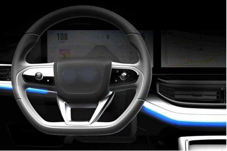 Từ những hình ảnh được công bố cho thấy nội thất có thiết kế màn hình kép cho bảng đồng hồ và màn hình điều khiển trung tâm. Bên dưới màn hình điều khiển trung tâm là các cửa gió điều hòa đối xứng. Không có cần số hiện diện trong bảng điều khiển trung tâm.