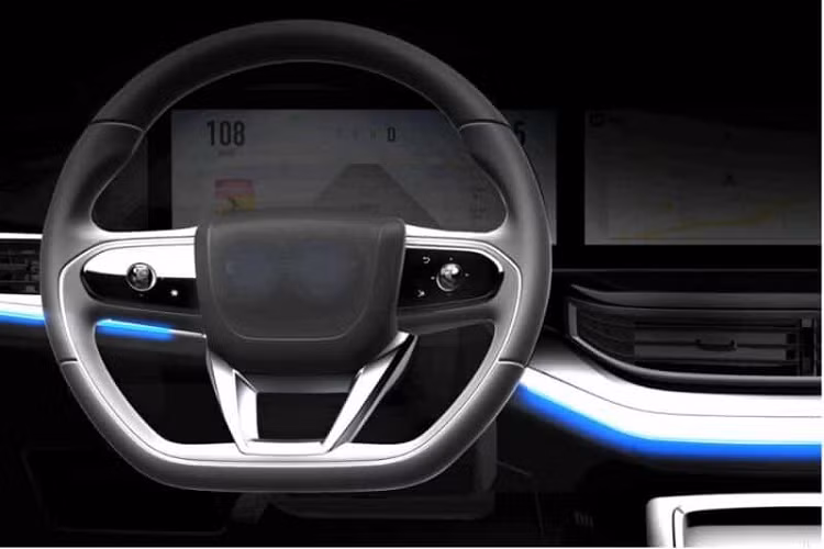 Từ những hình ảnh được công bố cho thấy nội thất có thiết kế màn hình kép cho bảng đồng hồ và màn hình điều khiển trung tâm. Bên dưới màn hình điều khiển trung tâm là các cửa gió điều hòa đối xứng. Không có cần số hiện diện trong bảng điều khiển trung tâm.