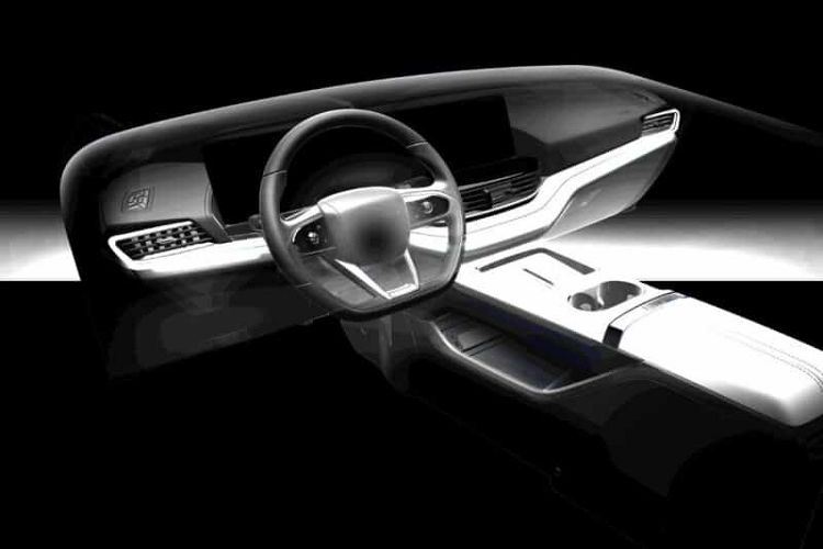 Kích thước của Chery eQ7 bao gồm chiều dài 4.675 mm, rộng 1.910 và cao 1.660 mm, xe có chiều dài cơ sở 2.830mm. La-zăng 19 inch.