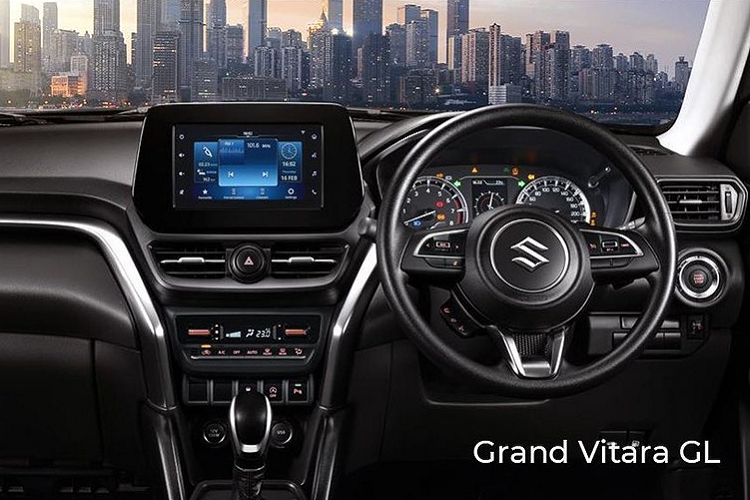 Bước vào bên trong xe, khách hàng Indonesia sẽ được chào đón bằng không gian nội thất 5 chỗ ngồi với những trang bị tiêu chuẩn như vô lăng 3 chấu tích hợp phím chức năng và lẫy chuyển số thể thao, ghế bọc nỉ, bảng đồng hồ tích hợp màn hình màu đa thông tin TFT MID, màn hình cảm ứng trung tâm 7 inch hay tính năng điều khiển bằng giọng nói.