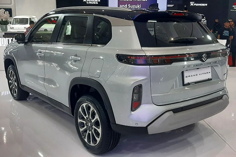 Hệ thống mild hybrid bổ sung thêm 3 mã lực cho xe trong khi mô-men xoắn cực đại đạt 137 Nm. Động cơ này kết hợp với hộp số tự động 6 cấp. Tại thị trường Indonesia, Suzuki Grand Vitara 2023 có 4 tùy chọn màu sơn là trắng, xám, đen và xanh đậm. Trong đó, màu xanh đậm chỉ dành cho bản GX cao cấp.