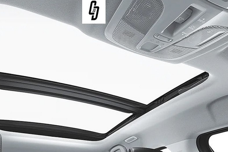 Trong khi đó, bản GX AT cao cấp hơn có thêm ghế/vô lăng bọc da, gương chiếu hậu chống chói tự động, màn hình cảm ứng trung tâm 9 inch, cửa sổ trời toàn cảnh Panorama, đèn viền nội thất, màn hình hiển thị thông tin kính lái HUD và sạc điện thoại không dây.