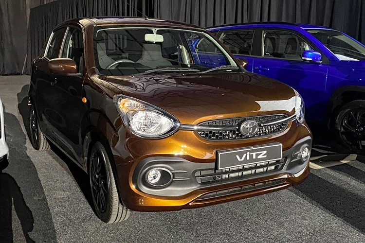 Nếu cảm thấy Toyota Vitz 2023 có thiết kế khá quen mắt thì cũng không có gì lạ. Nguyên nhân là bởi Toyota Vitz 2023 được ra đời dựa trên mẫu xe hạng A giá rẻ Suzuki Celerio hiện đang bán tại cả Nam Phi lẫn Ấn Độ. Đây là mẫu xe thứ 4 của Toyota được ra đời từ sản phẩm nhà Suzuki rồi bán tại Nam Phi, sau Starlet (Baleno), Urban Cruiser (Vitara Brezza) và Rumion (Ertiga).