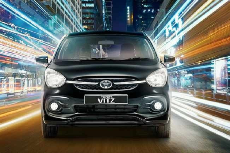So với Suzuki Celerio, mẫu xe nhà Toyota chỉ thay đổi ở logo trong và ngoài xe. Trong khi đó, thiết kế và trang bị của Toyota Vitz 2023 về cơ bản là giống Suzuki Celerio. Tuy nhiên, Suzuki Celerio tại Nam Phi lại có giá rẻ hơn Toyota Vitz 2023, chỉ từ 178.900 - 213.900 Rand (230 - 275 triệu đồng). 