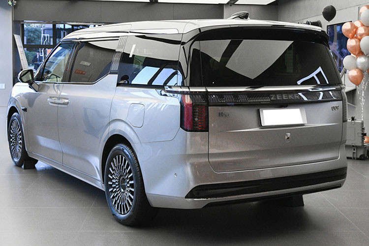 Ở bản thấp, Zeekr 009 dùng pin Kirin có dung lượng 116 kWh nên chạy được 702 km sau khi sạc đầy pin. Trong khi đó, bản cao cấp dùng pin 140 kWh, mang đến quãng đường di chuyển 822 km. Với bộ sạc nhanh DC, thời gian nạp pin từ 20 - 80% là 28 phút.