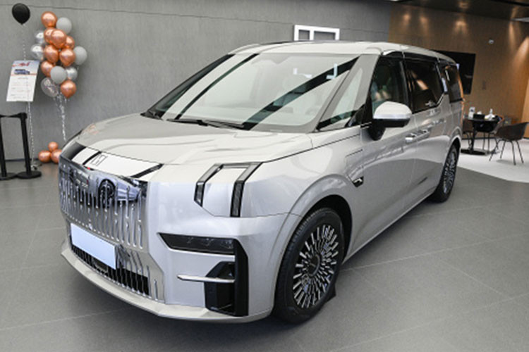 Tương tự những mẫu MPV truyền thống khác, Zeekr 009 cũng được trang bị cửa trượt chỉnh điện. Tuy nhiên, xe vẫn dùng tay nắm cửa thông thường thay vì loại nằm chìm vào thân xe. Thiết kế này được đánh giá là thân thiện với người dùng hơn vì không phải ai cũng biết sử dụng tay nắm cửa nằm chìm vào thân xe.