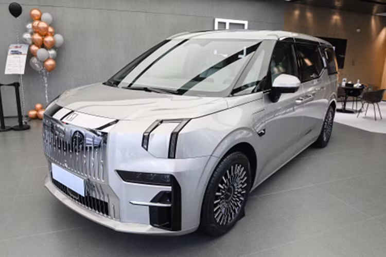 Tương tự những mẫu MPV truyền thống khác, Zeekr 009 cũng được trang bị cửa trượt chỉnh điện. Tuy nhiên, xe vẫn dùng tay nắm cửa thông thường thay vì loại nằm chìm vào thân xe. Thiết kế này được đánh giá là thân thiện với người dùng hơn vì không phải ai cũng biết sử dụng tay nắm cửa nằm chìm vào thân xe.