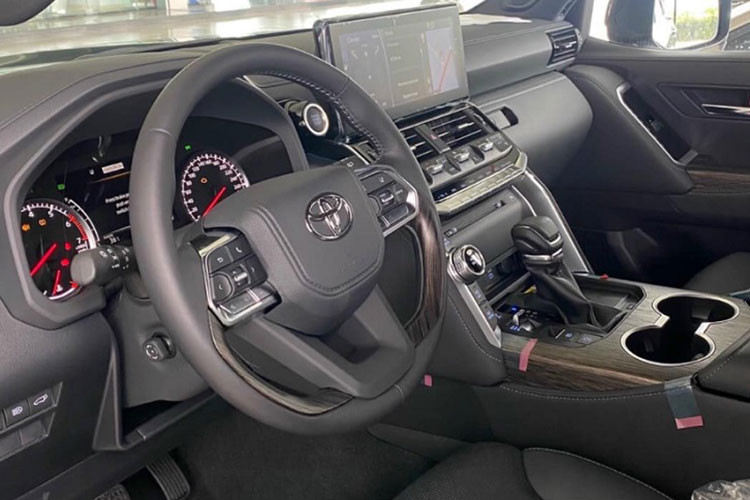 Ngoài ra, ở nội thất, xe được trang bị thêm màn hình hiển thị thông tin kính lái HUD, hệ thống phanh an toàn khi đỗ xe, hệ thống điều hòa có ion âm và thời gian bảo hành của xe cũng được nâng lên 5 năm hoặc 150.000 km, tùy theo điều kiện nào đến trước.