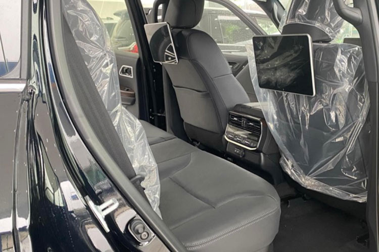 Bên cạnh đó, xe vẫn được trang bị hàng loạt tính năng hỗ trợ người lái cao cấp như kiểm soát tích hợp động lực học, chống ồn chủ động, cảnh báo điểm mù, cảnh báo phương tiện cắt ngang khi lùi, camera phát hiện người phía sau.