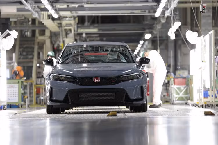 Tại Việt Nam, Honda Civic Type R thế hệ thứ 6 có tổng cộng 5 tùy chọn màu sơn là Trắng (Championship White), Đỏ (Rallye Red), Xanh (Racing Blue Pearl), Xám (Sonic Grey Pearl) và Đen (Crystal Black Pearl).