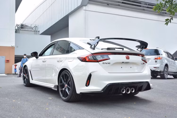 Mãi đến nay, những chiếc Honda Civic Type R 2023 mới xuất hiện tại trung tâm kiểm định khí thải xe mới ở Hà Nội. Trong đó, có 1 chiếc sơn màu trắng Championship White và 1 chiếc màu xám Sonic Grey Pearl. Sự xuất hiện của xe tại đây chứng tỏ ngày Honda Civic Type R tiền tỷ đến tay người tiêu dùng Việt không còn xa.