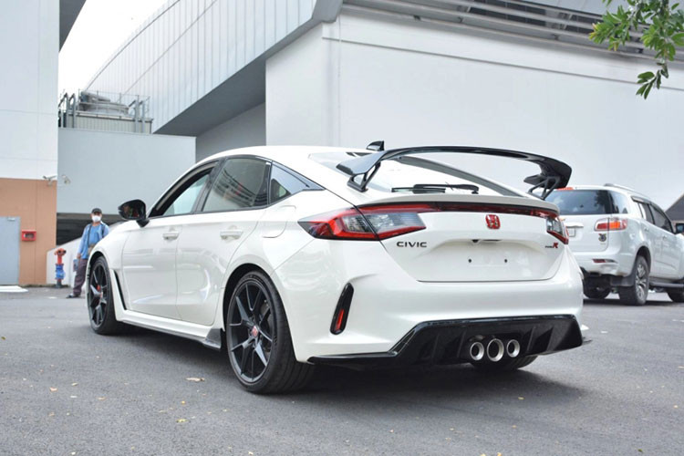 Mãi đến nay, những chiếc Honda Civic Type R 2023 mới xuất hiện tại trung tâm kiểm định khí thải xe mới ở Hà Nội. Trong đó, có 1 chiếc sơn màu trắng Championship White và 1 chiếc màu xám Sonic Grey Pearl. Sự xuất hiện của xe tại đây chứng tỏ ngày Honda Civic Type R tiền tỷ đến tay người tiêu dùng Việt không còn xa.